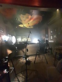 Mozdulatokba zárt presztízs: A mixológia filmes koreográfiája